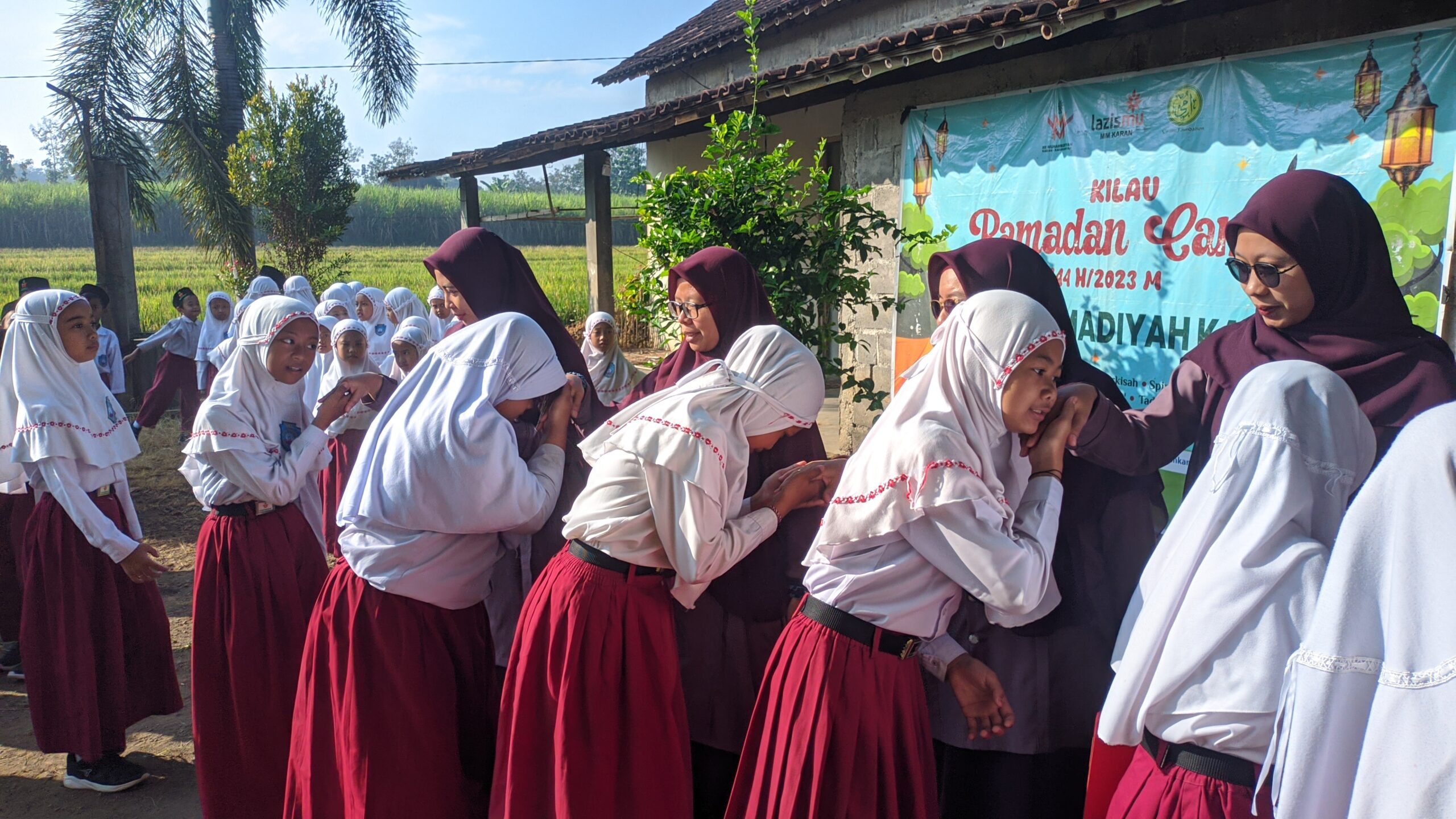 Halbi ibu guru dengan para siswi