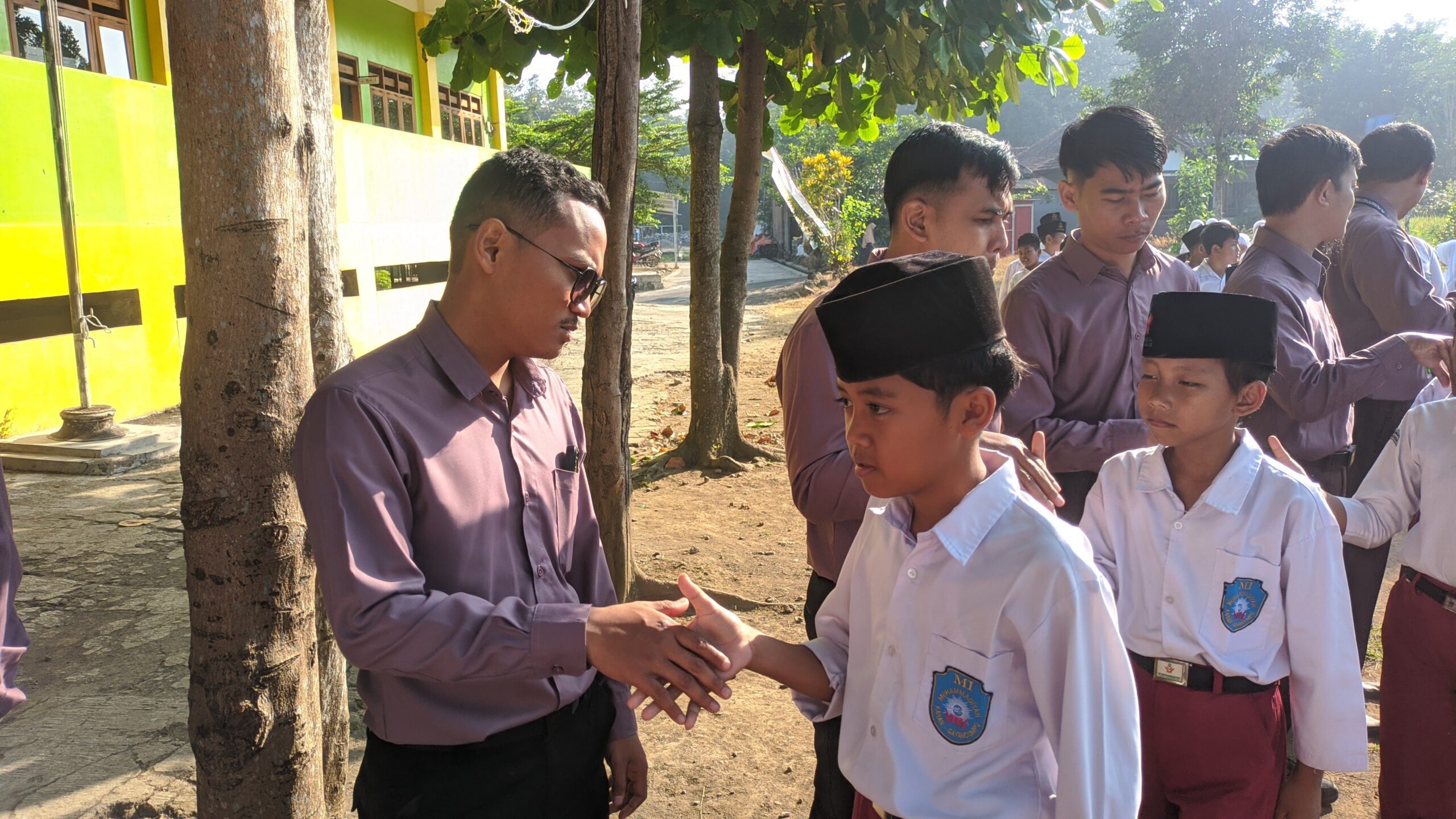 Halbi bapak guru dengan para siswa