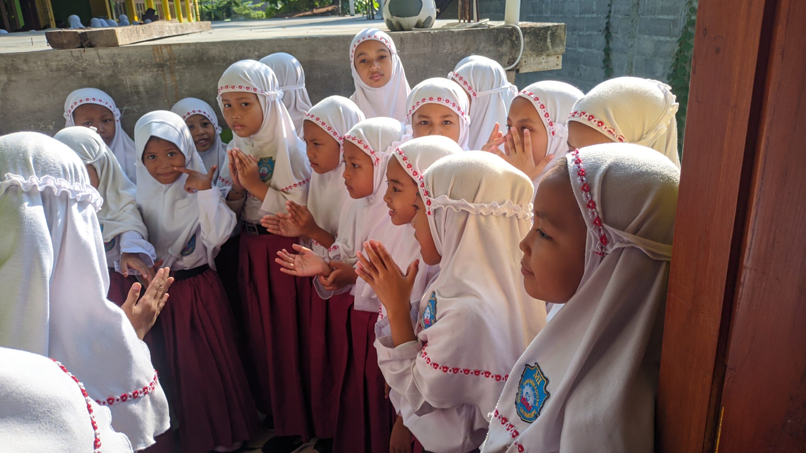 Kawal sampe depan kelas dong...