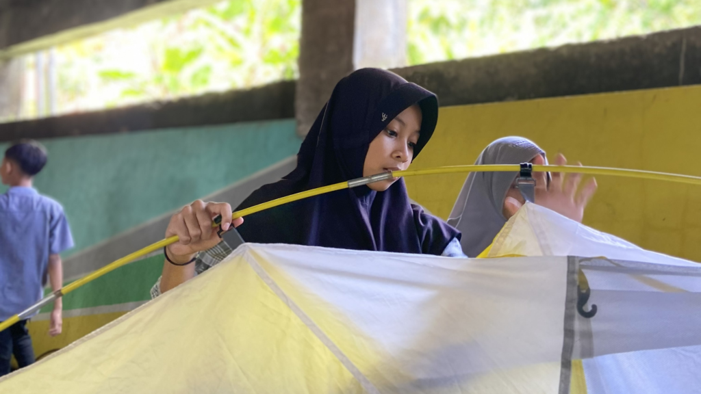 Para Siswa mencoba untuk mendirikan tenda sebagai bentuk kemandirian mereka.