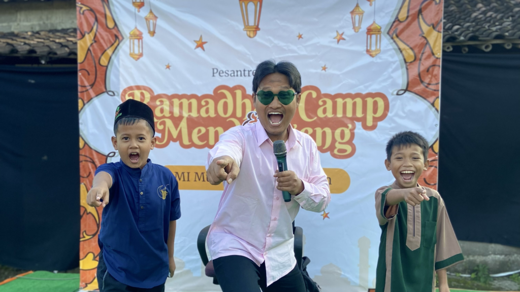 Kak Sutris mengajak beberapa siswa untuk menemaninya di atas panggung.