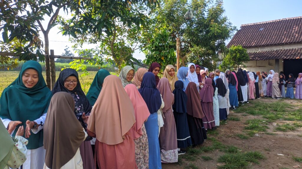 Suasana hangat saat siswa bersalaman dengan guru dalam rangka halal bihalal untuk mempererat silaturahmi.