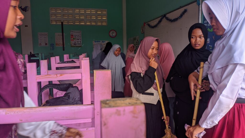 Kegiatan bersih-bersih kelas