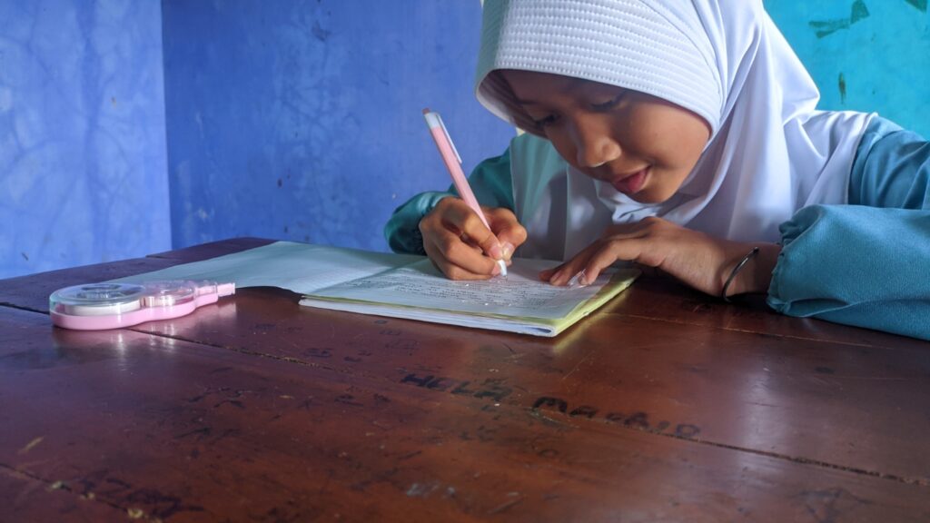 Kegiatan menulis dan menggambar