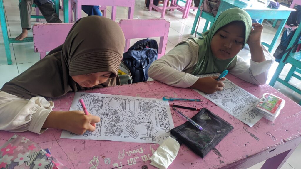 Kegiatan menulis dan menggambar