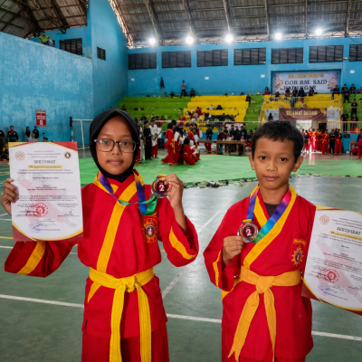 Siswa MI Muhammadiyah Karan menunjukkan medali dan piagam yang diraih dalam ajang KEJURDA XX TSPM PIMDA 055 Karanganyar.